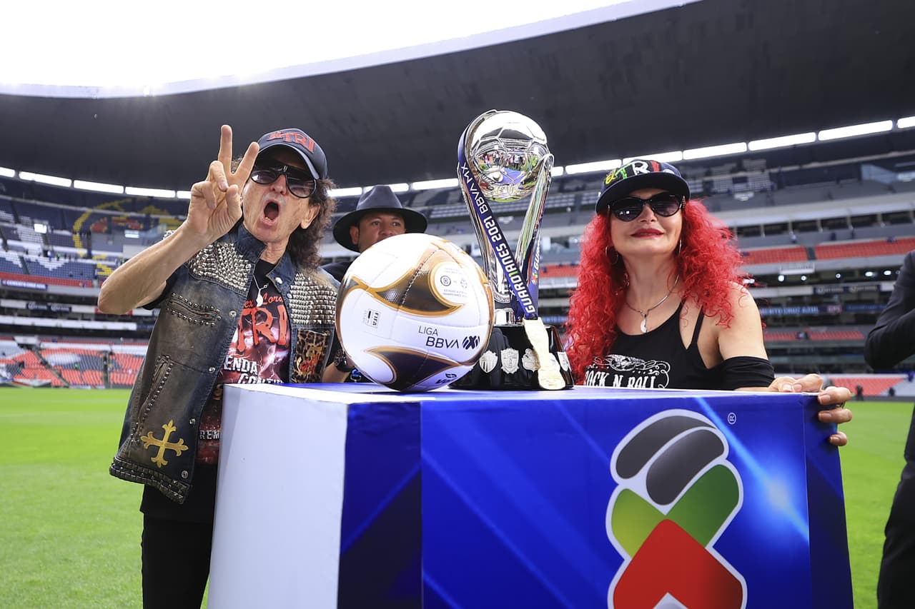 Miles de seguidores de Cruz Azul aparecieron en los alrededores del Estadio Azteca para cantar, alentar y gritar en apoyo a la Máquina celeste para la Final del Guardanes 2021 ante Santos Laguna.