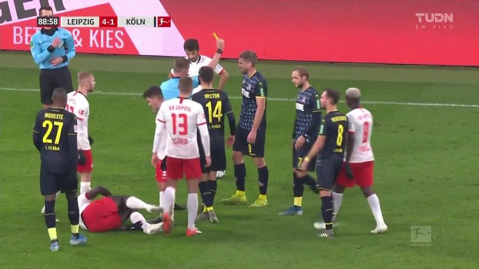 Tarjeta amarilla. El árbitro amonesta a Simon Terodde de 1. FC Köln