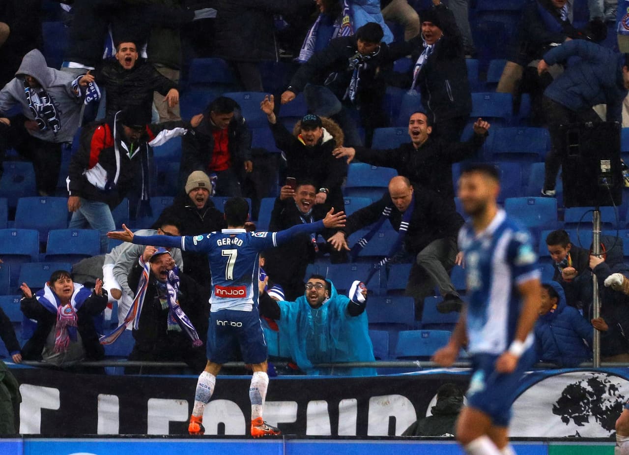Con centro perfecto de Sergio García, el delantero Gerard Moreno se anticipó a Piqué y clavó el 1-0 de cabeza. Era el minuto 61.