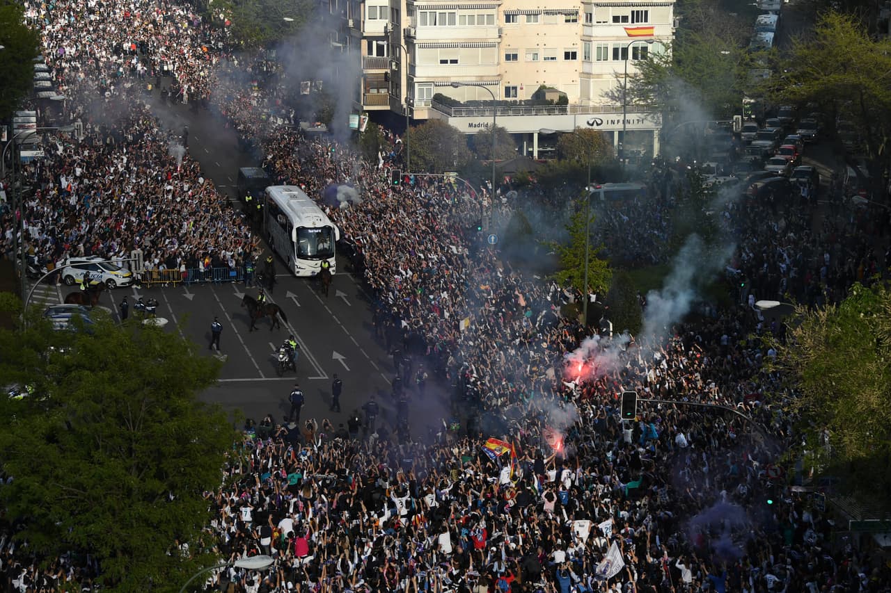 Los fanáticos de Real Madrid inundaron las calles en el camino del equipo al estadio Santiago Bernabéu previo al partido contra Bayern Municha en la vuelta de semifinales de la Champions League.