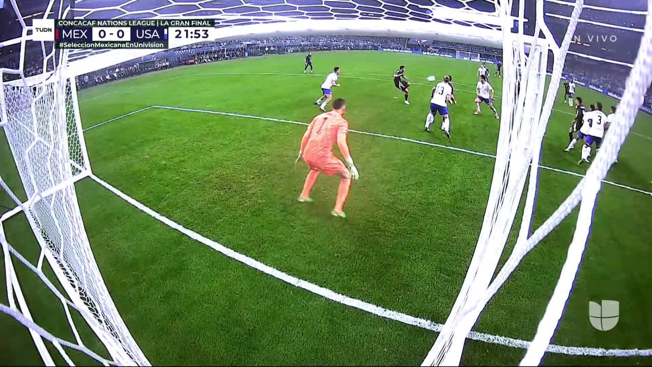 ¡TIRO ATAJADO! disparo por Luis Chávez.