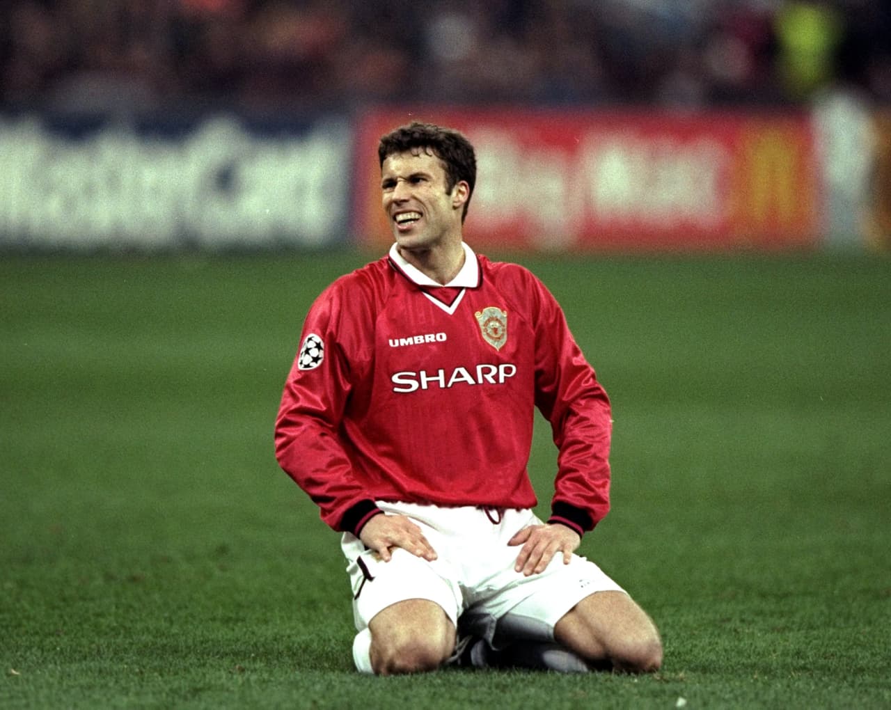 La playera del Manchester United de 1999 pasó a la historia por ser el primer ganador de triplete de Champions, Premier y Copa, atuendo que podría motivar al propio José Mourinho. 
<a href="https://www.univisiondeportesfanshop.com/storeitems?ss=manchester-united" target="_blank">Vea acá más jerseys.</a>