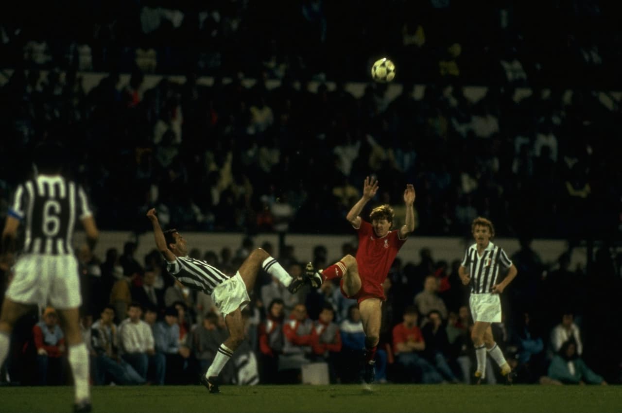 Como en el caso del Barcelona, Juventus perdió dos finales antes de alzar su primer título de campeón de Europa. En la campaña 72-73, el Ajax le arrebató la gloria por la mínima diferencia y en la 82-83 fue el Hamburgo el que lo hizo por el mismo marcador.