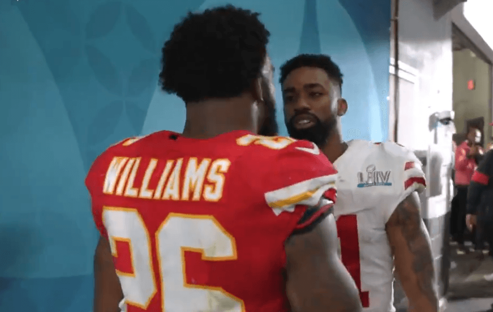 Damien Williams intercambió su jersey; su madre lo regaña por el trueque