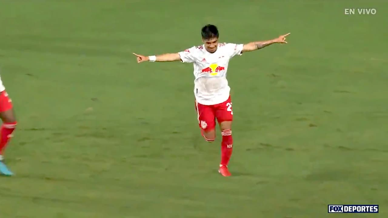 ¡Le salieron alas! Omir Fernández marca el segundo con feroz cabezazo