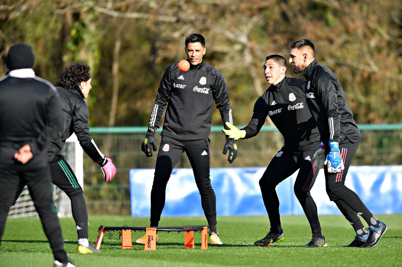 Ochoa a la banca; Talavera se perfila como titular con el Tri