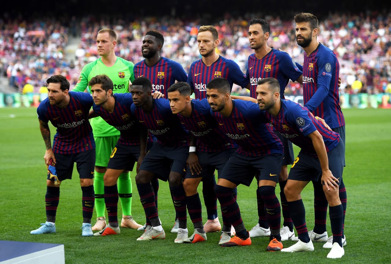 Ter Stegen; Sergi Roberto, Piqué, Umtiti, Jordi Alba; Rakitic, Busquets, Coutinho; Messi, Suárez y Dembélé fue el once inicial que usó el Barcelona.