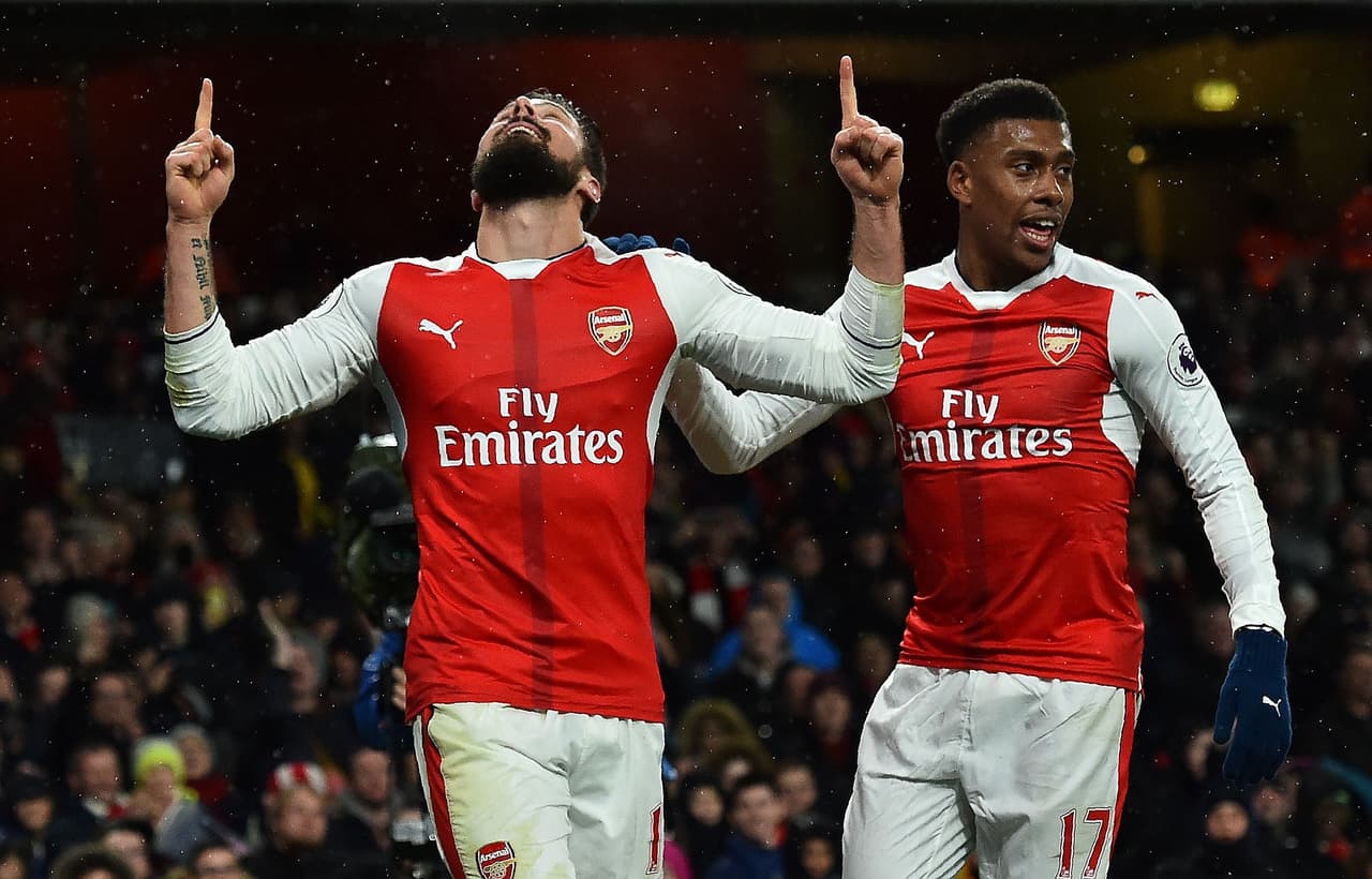 Arsenal's French striker Olivier Giroud (L) celebrates scoring his team's first goal during the English Premier League football match between Arsenal and Crystal Palace at the Emirates Stadium in London on January 1, 2017. / AFP / Glyn KIRK / RESTRICTED TO EDITORIAL USE. No use with unauthorized audio, video, data, fixture lists, club/league logos or 'live' services. Online in-match use limited to 75 images, no video emulation. No use in betting, games or single club/league/player publications. / (Photo credit should read GLYN KIRK/AFP/Getty Images)