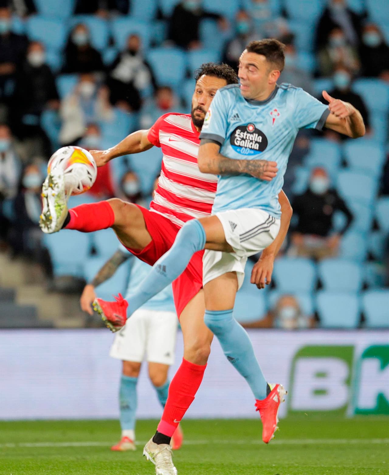 Celta de Vigo salva el partido al minuto 90+4' gracias al gol de Denis Suárez ante Granada al cierre de la séptima Jornada en La Liga. Iago Aspas tuvo la oportunidad en un penalti de poner a los celestes arriba en el marcador, pero Maximiano adivina el tiro y, posteriormente sale lesionado: el mexicano Nestor Araújo jugó 86' minutos del encuentro.