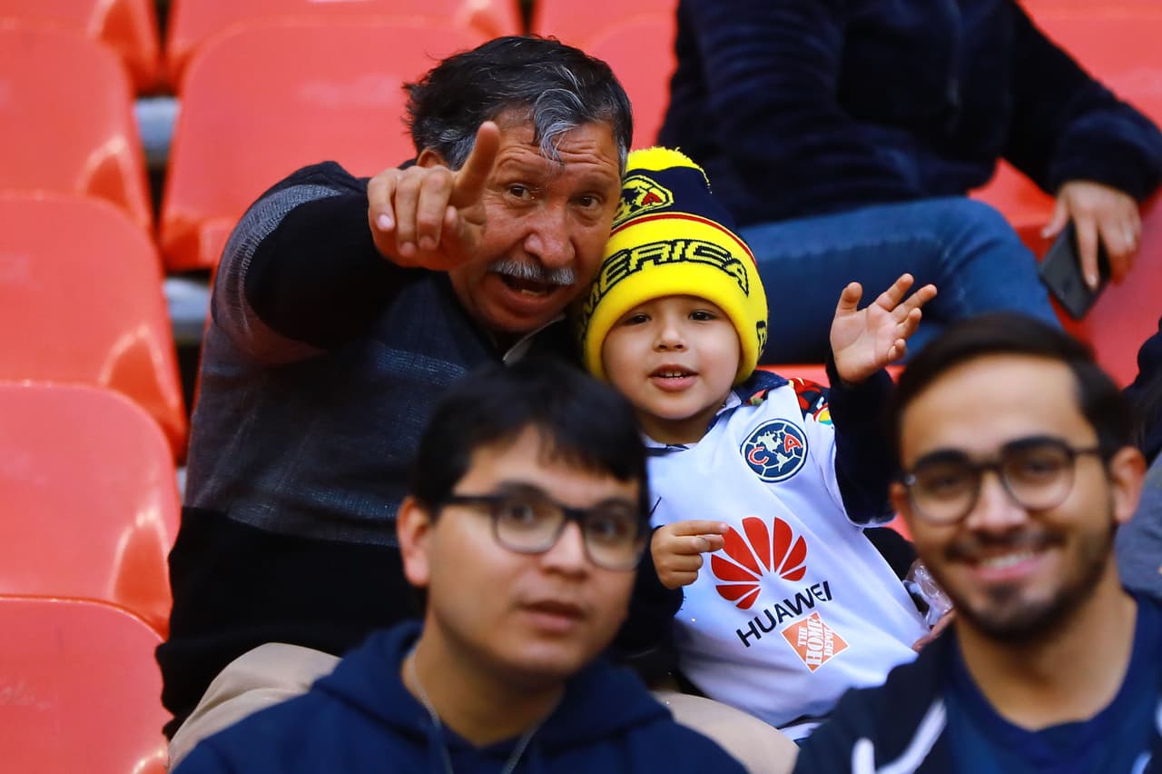 Los fanáticos del América dentro del Estadio Azteca antes del juego contra Pachuca.