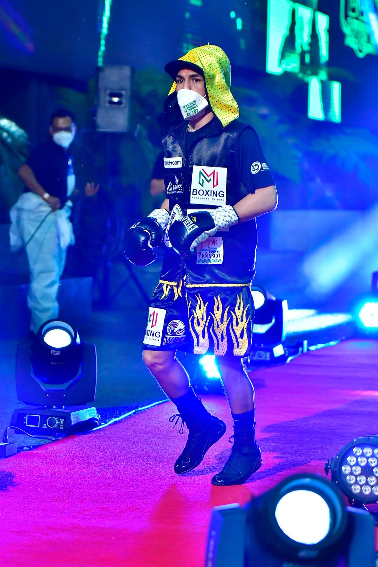 El Gallo Estrada mandó al Príncipe en dos ocasiones a la lona en el decimoprimer episodio. El réferi detuvo el combate y el Gallo Estrada defendió el título; ahora buscará la unificación de las 115 libras.