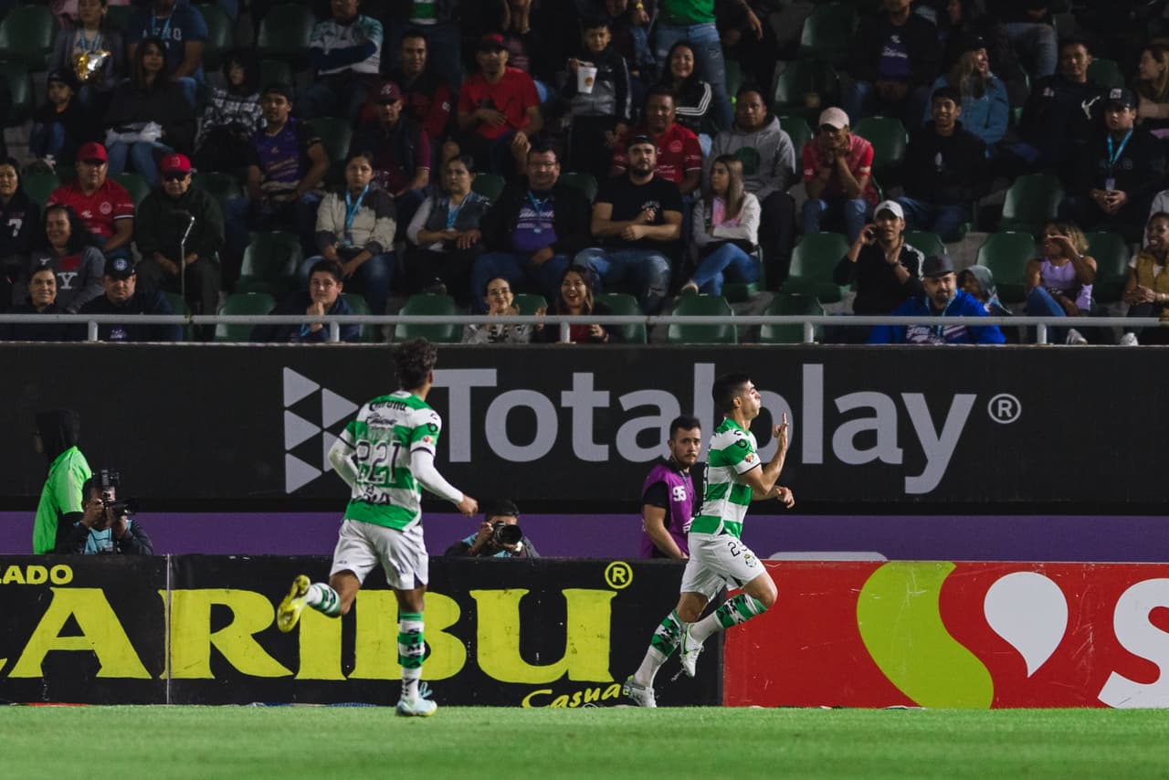 Con un gol tardío de cabeza autoría de Harold Preciado, Santos Laguna doblegó a Mazatlán en el inicio de la Jornada 3 del Clausura 2023. Santos abrió el marcador al 36’ vía Juan Brunetta, pero Ariel Nahuelpán empataría en el segundo tiempo. Sin embargo, Harold Preciado marcó el tanto definitivo a 10 minutos del final.