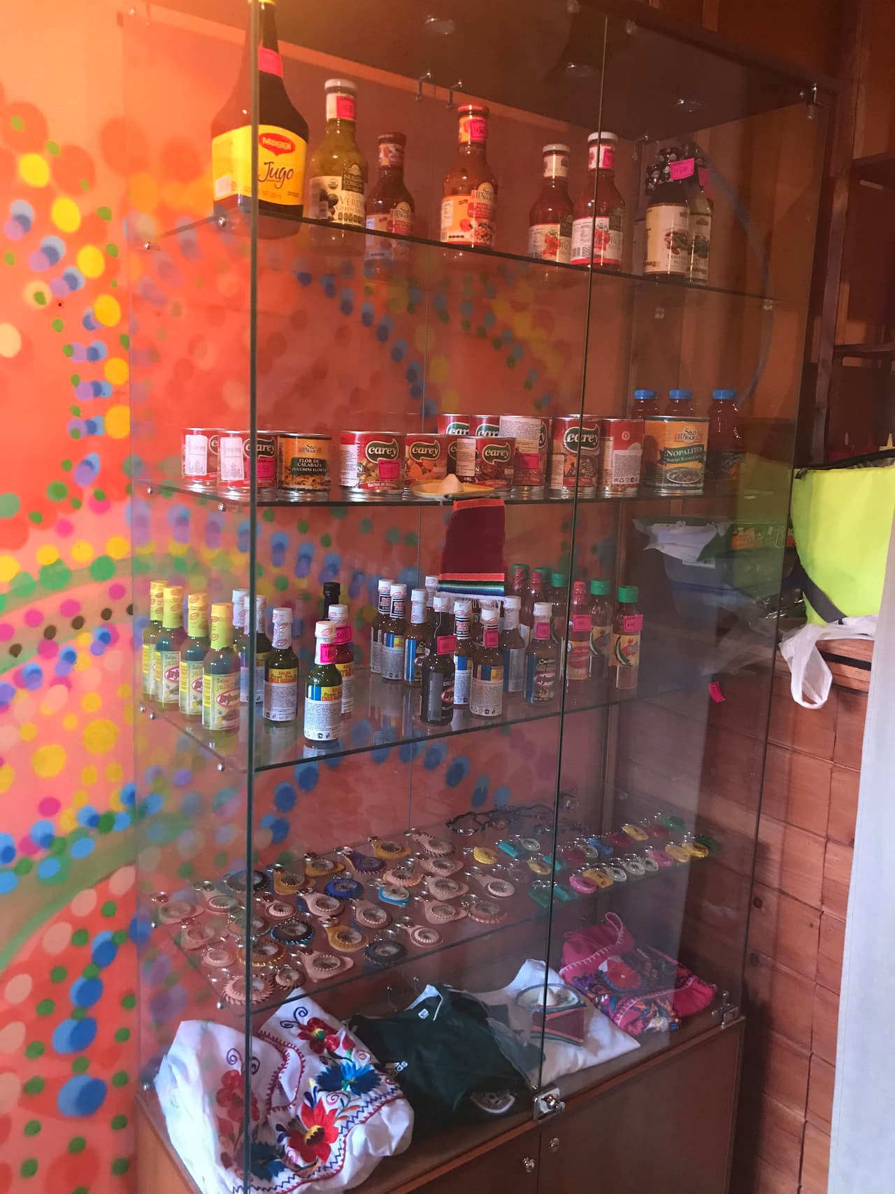 Las salsas no podían faltar en un restaurante mexicano y hasta se colocan en una vitrina a modo de exposición para los visitantes.