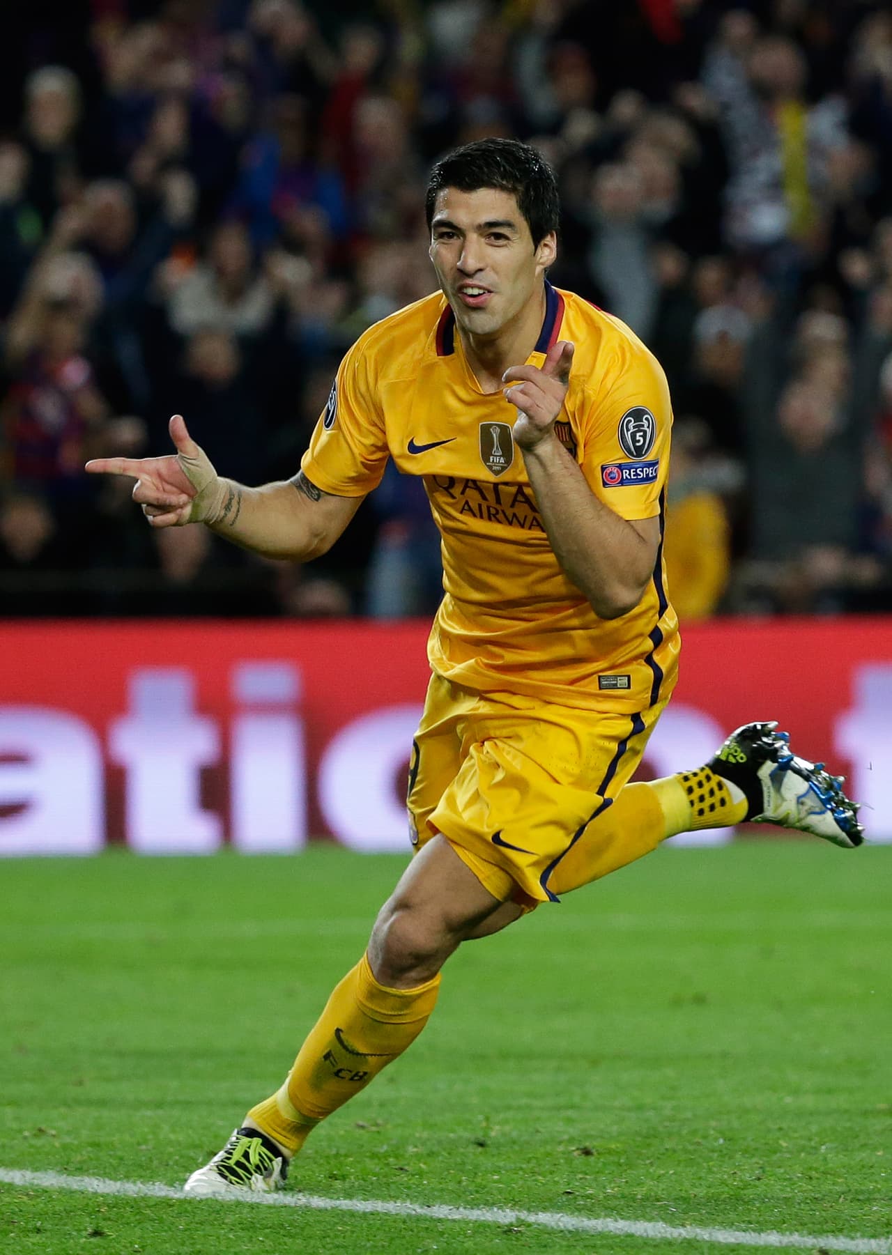 El astro uruguayo de Barcelona Luis Suárez celebra tras anotar su segundo gol en el partido de cuartos de final de la Liga de Campeones contra Atlético de Madrid el martes, 6 de abril del 2016, en Barcelona. (Foto AP/Emilio Morenatti)