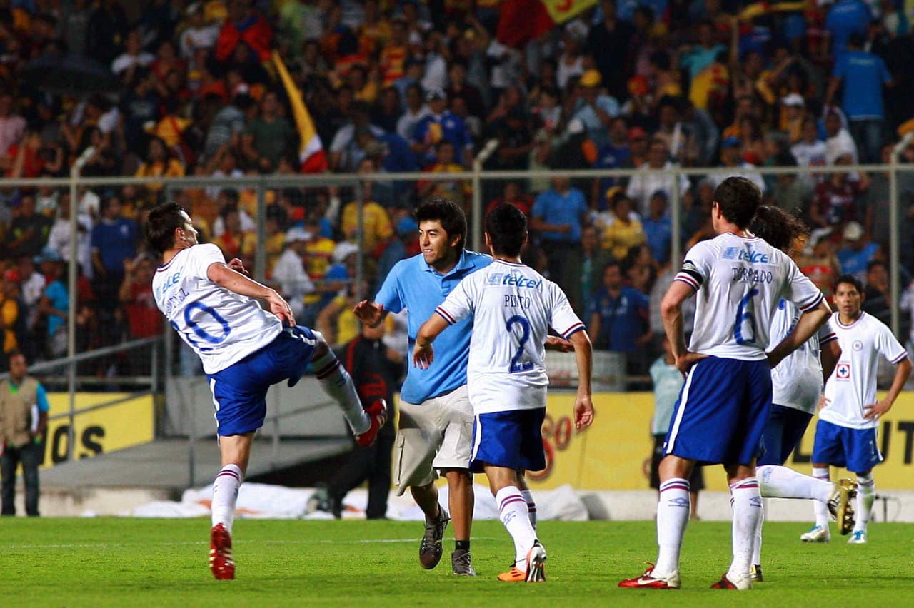 Un hincha de Morelia invadió el terreno y se burló de los jugadores de Cruz Azul cuando su equipo vencía 3-0 a 
<i>La Máquina</i>, lo que provocó una agresión de Cristian Giménez en 2015.