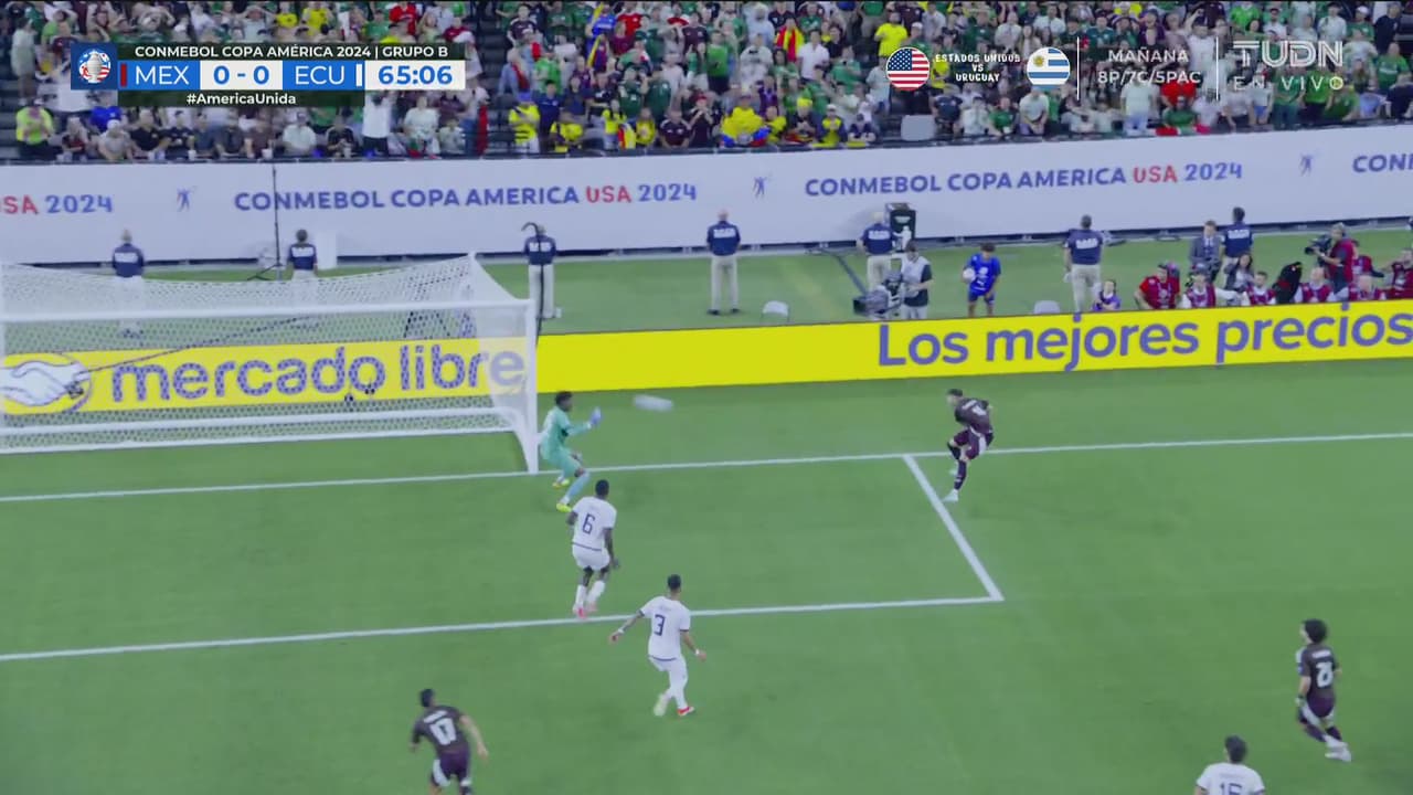 ¡Doble salvada! Domínguez y el poste salvan a Ecuador