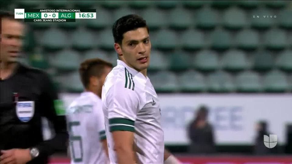 Tiro desviado de Raúl Jiménez