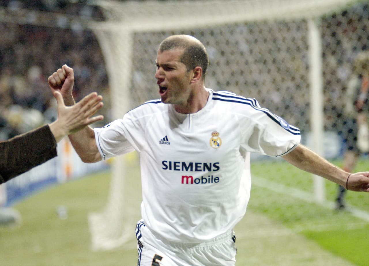 <b>Zinedine Zidane (2001-2002)</b>
<br>Club de procedencia: Juventus
<br>Destino: Real Madrid
<br>Costo: 77.5 MDE (millones de euros)