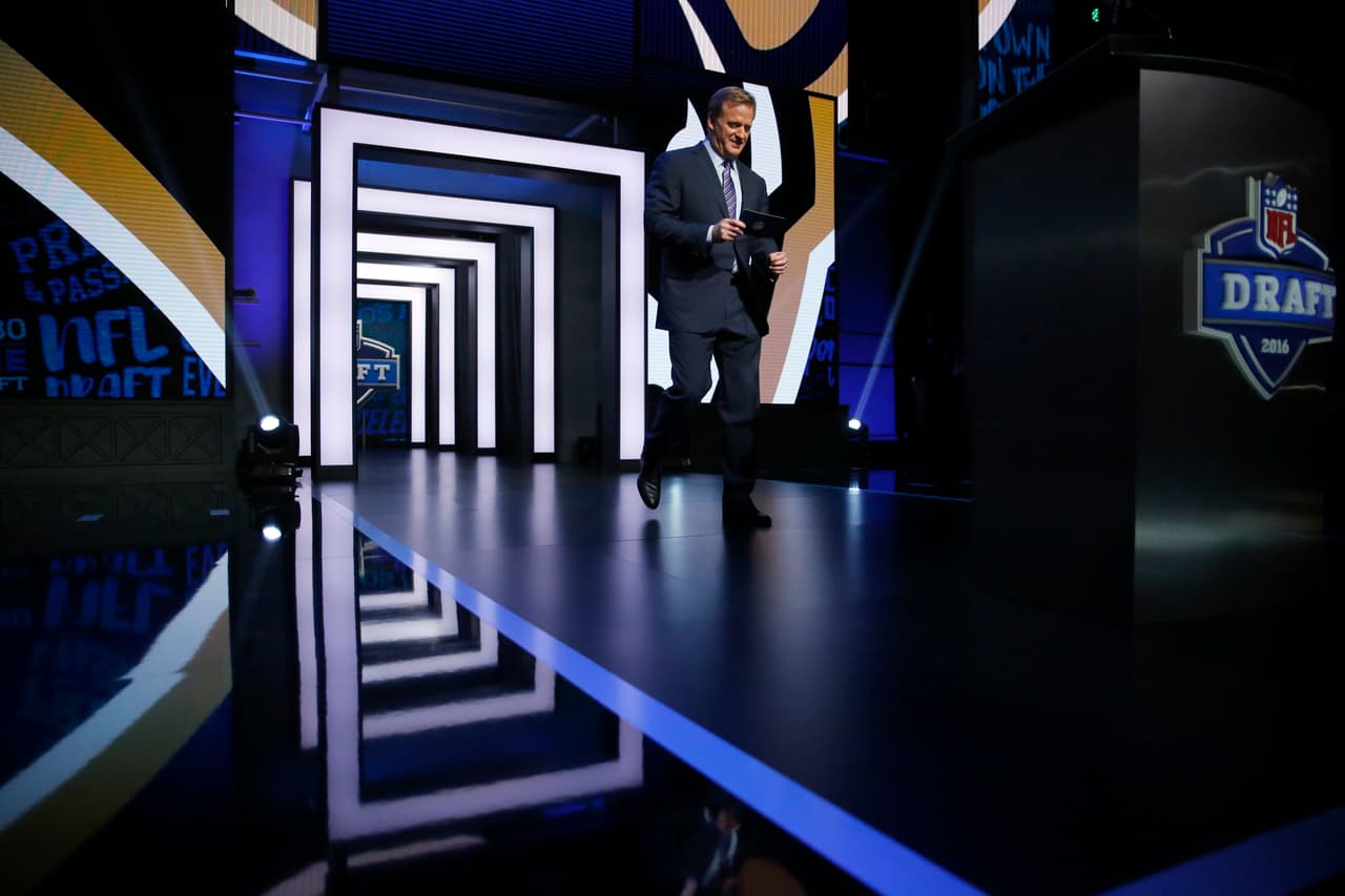 ¡Y llegó la hora! El comisionado de la NFL, Roger Goodell entrando para poner en marcha el reloj.