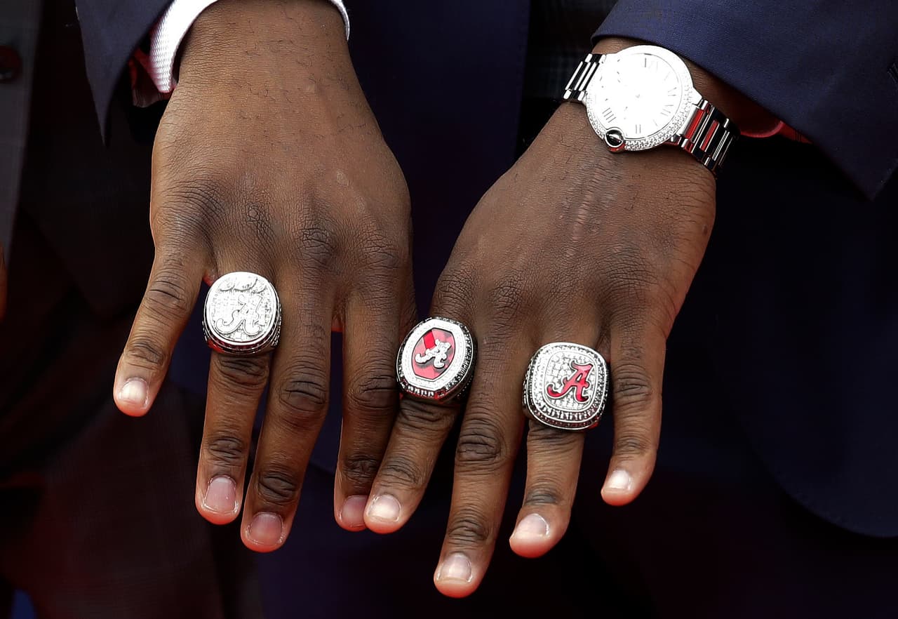 Reggie Ragland se llevó sus anillos de campeonato nacional con Alabama.