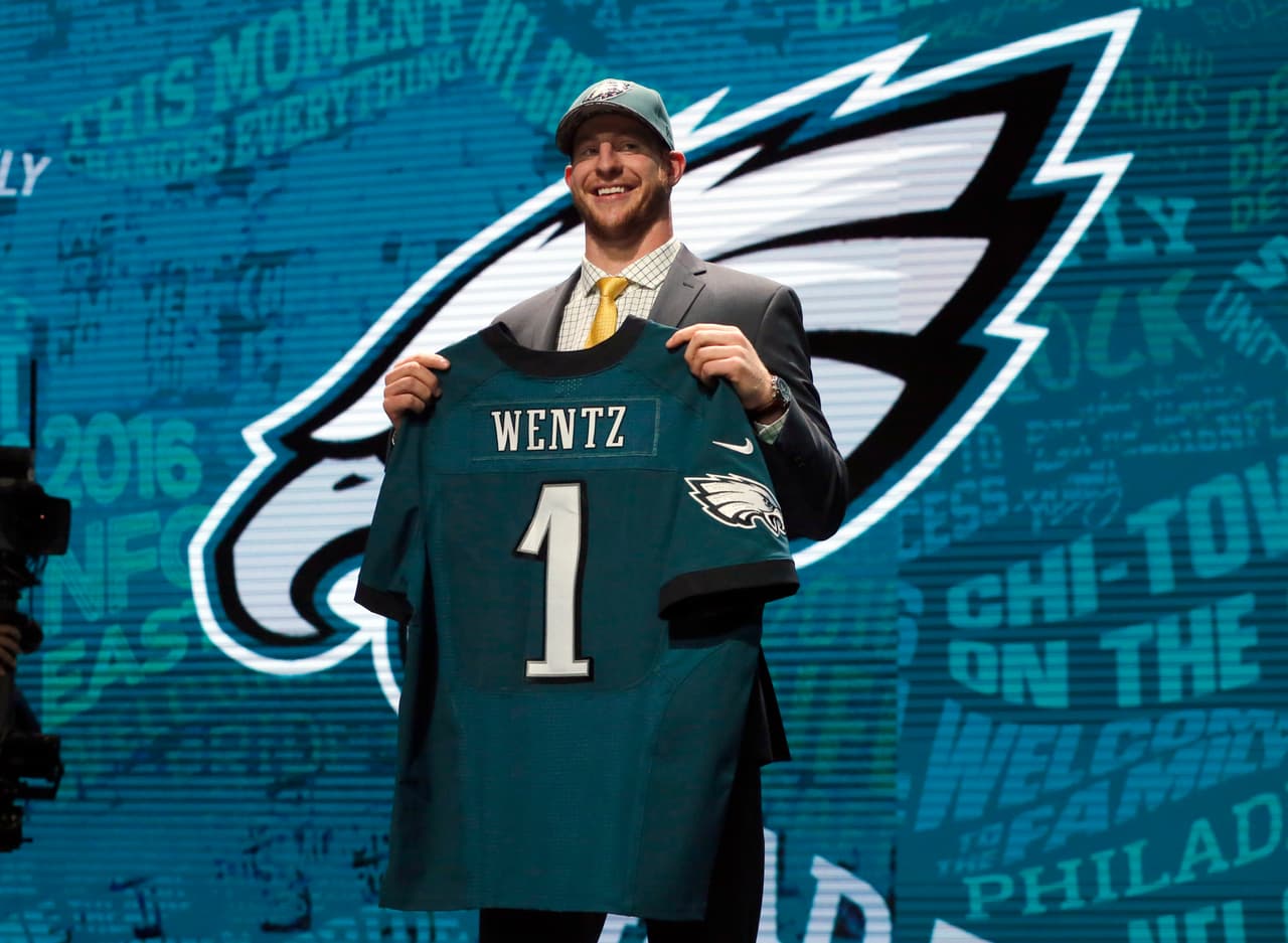 Wentz con el jersey de los Eagles.