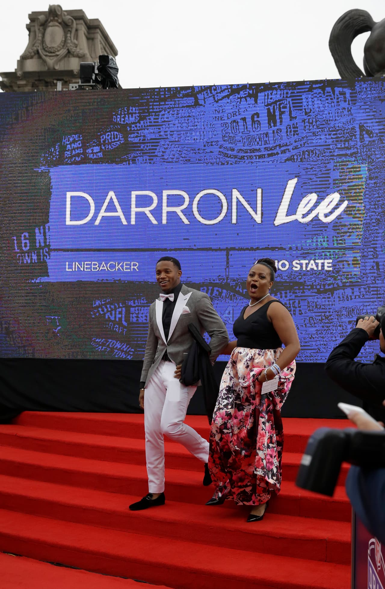 Otro egresado de Ohio State, Darron Lee, junto a su madre.