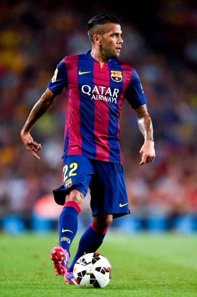 El brasileño Dani Alves, que en la última temporada fue muy criticado por la baja en su juego, ha hecho terapia ante la prensa y ha descargado contra todos, en especial los medios y la directiva del Barcelona.