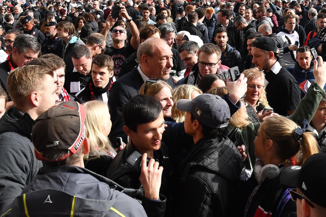 La fiesta en Milán fue cortesía de un gran grupo de fanáticos del Eintracht Frankfurt que se reunieron en la Piazza del Duomo antes de ir al Stadio San Siro incluso con la presencia del presidente del equipo, Peter Fischer, quien se contagió de la alegría que desbordaban con sus banderas y fundas alegóricas a las Águilas.