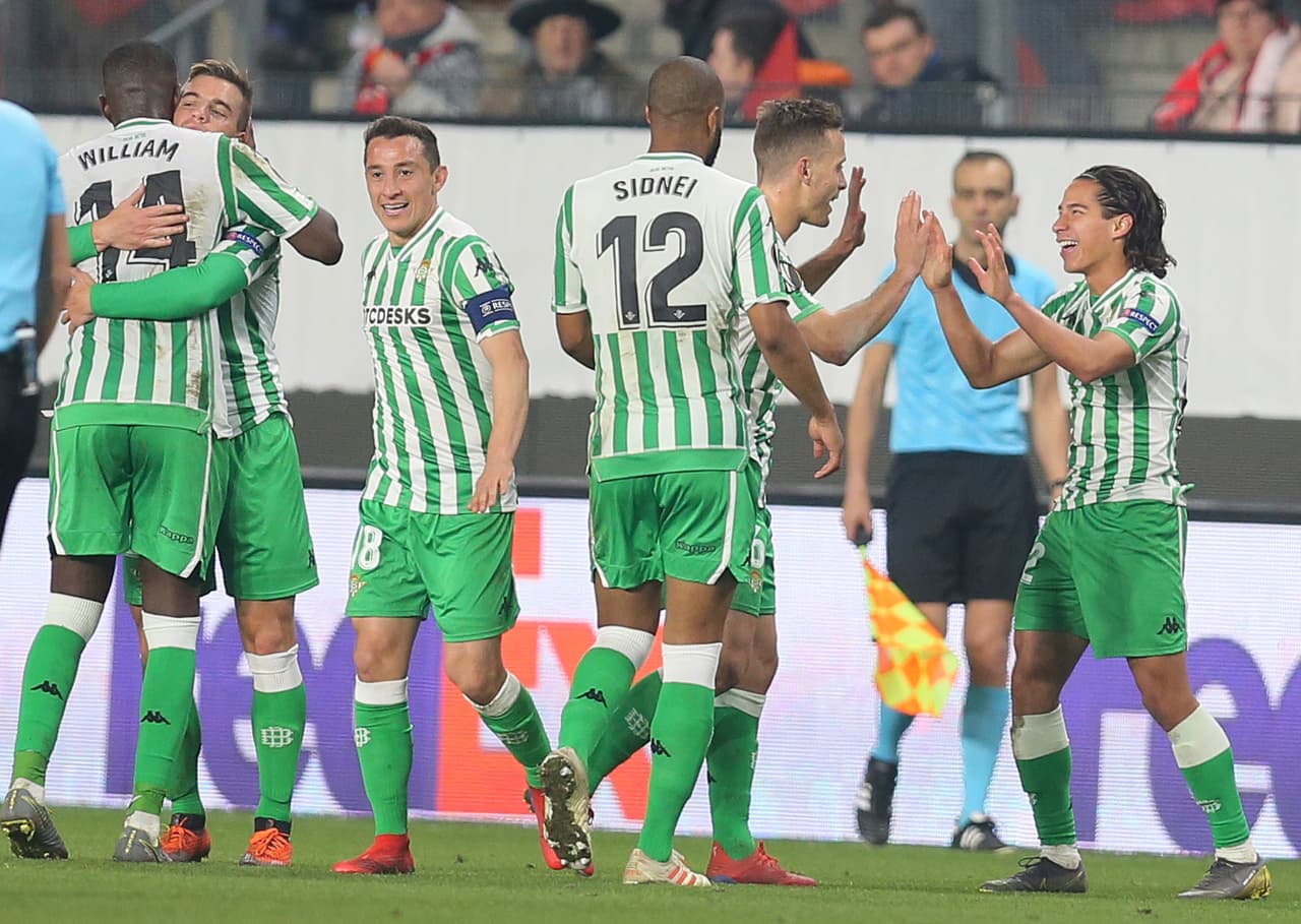 Sevilla se encuentra en la quinta posición de la tabla con 21 puntos, mientras que el Betis está en la quinceava posición de la tabla, por lo que el ser local representa una ventaja para obtener la victoria.