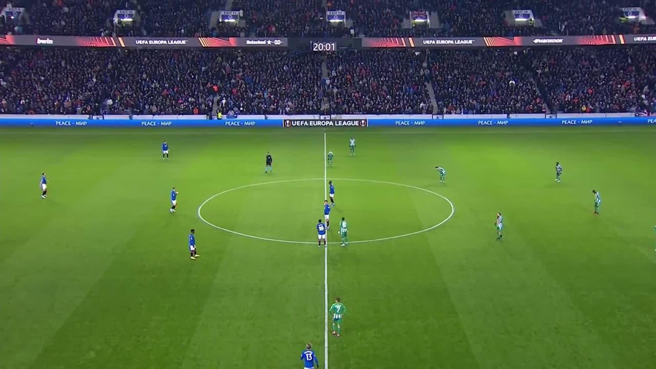 Arranca el partido y la pelota está en juego.