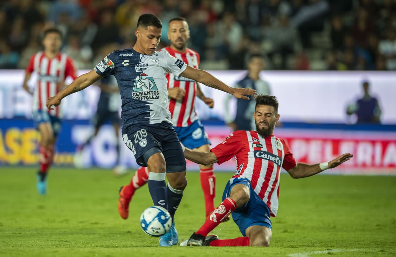 Pachuca toma la iniciativa al ataque al comienzo de la segunda mitad.
