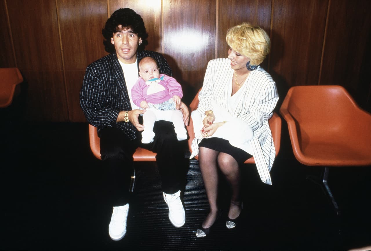 Estando en Italia nació su primera hija, Dalma Maradona, quien lo acompañaba a todo lado junto a Claudia.