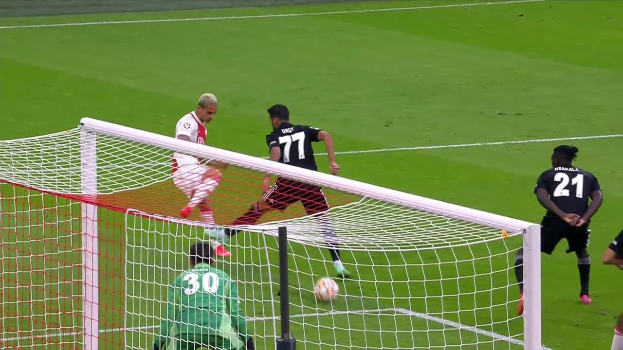 ¡CERCA! Antony disparó que se estrella en el poste.