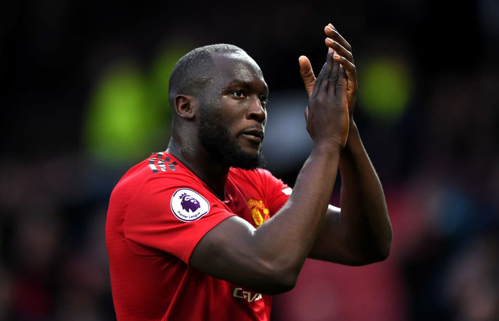 Parece ser que la dramática situación del delantero belga Romelu Lukaku
<b> </b>podría estar cercana a resolverse, pues se informa que el Inter de Milán está a punto de hacerle una oferta que se acerque lo máximo posible a los 83 millones de euros que solicita el Manchester United por sus servicios. El técnico noruego Ole Gunnar Solskjaer
<b> </b>dijo que “aunque Lukaku esté descontento ahora, ya no lo estará a partir del día 8 de agosto”, la fecha en que acaba el mercado de fichajes para los clubes de la Premier League.