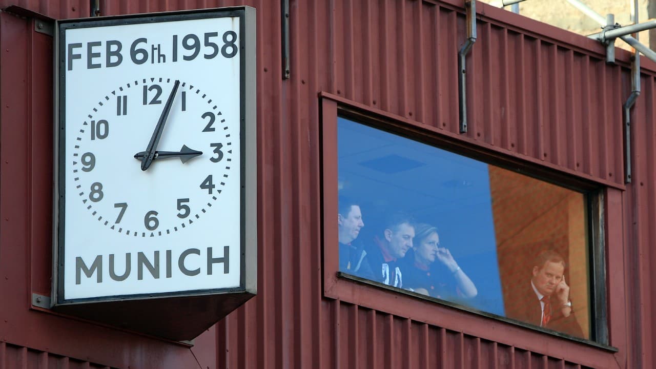 El reloj de Old Trafford recuerda el momento exacto de la peor tragedia del Manchester United.