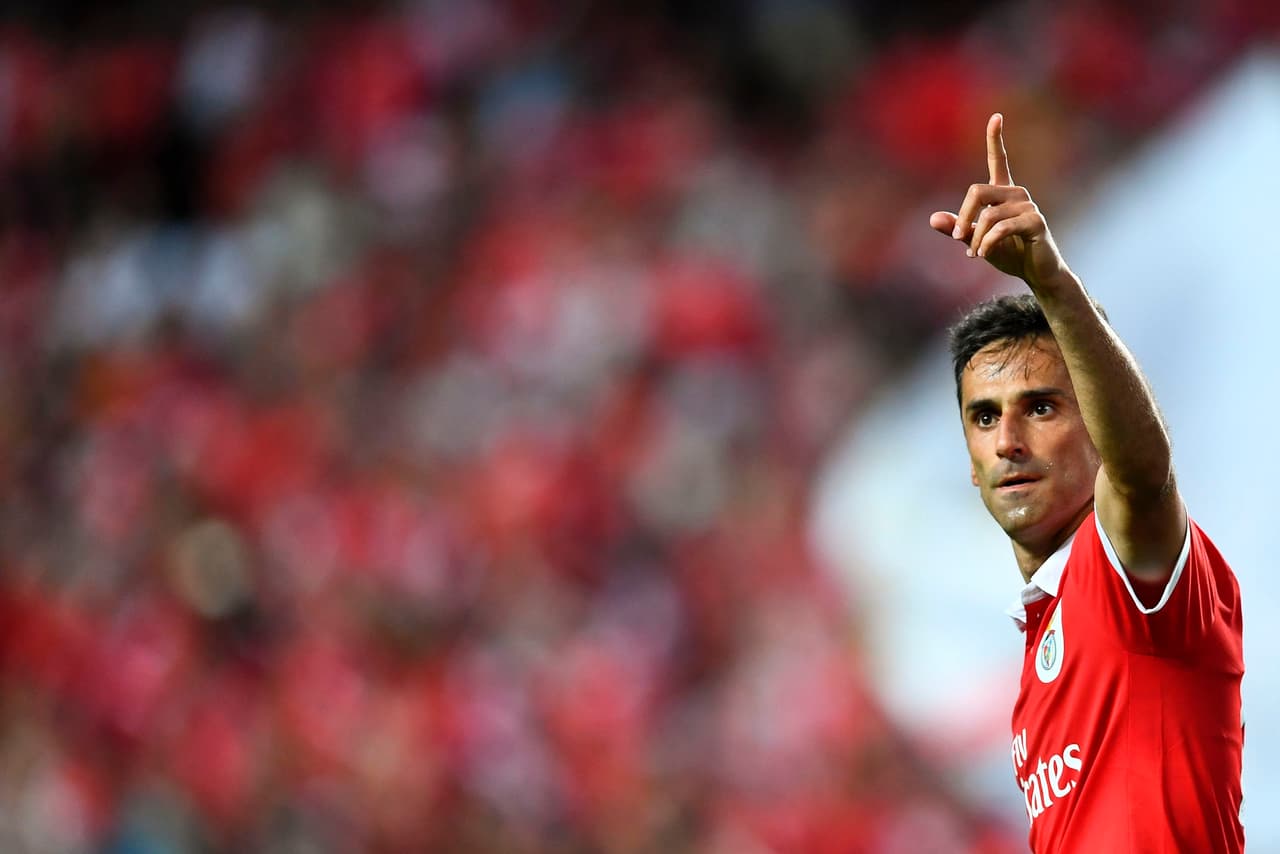 Pase preciso del mexicano para su compañero, que recibió con el pecho y de pierna derecha sacó un potente remate.