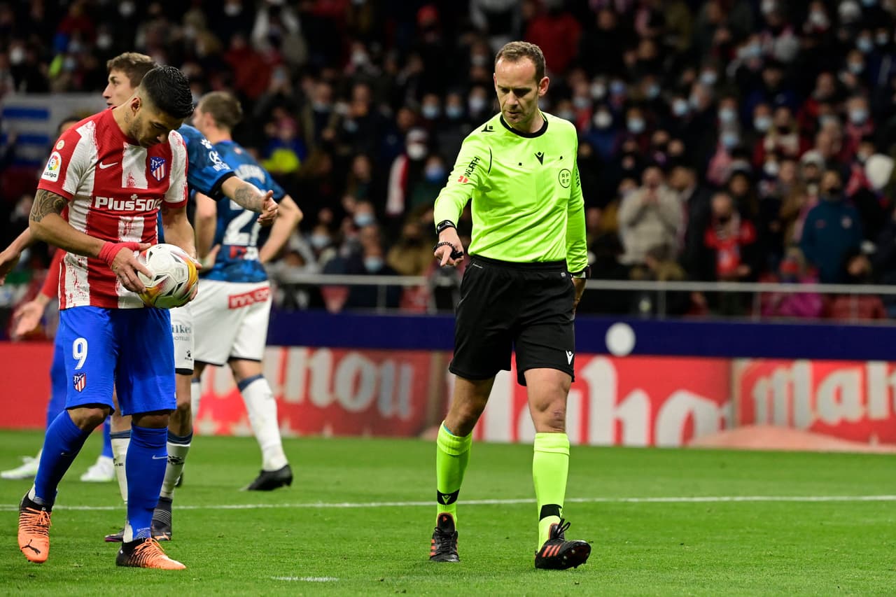 El Atlético de Madrid goleó al Alavés con sendos dobletes de Joao Félix y Luis Suárez.