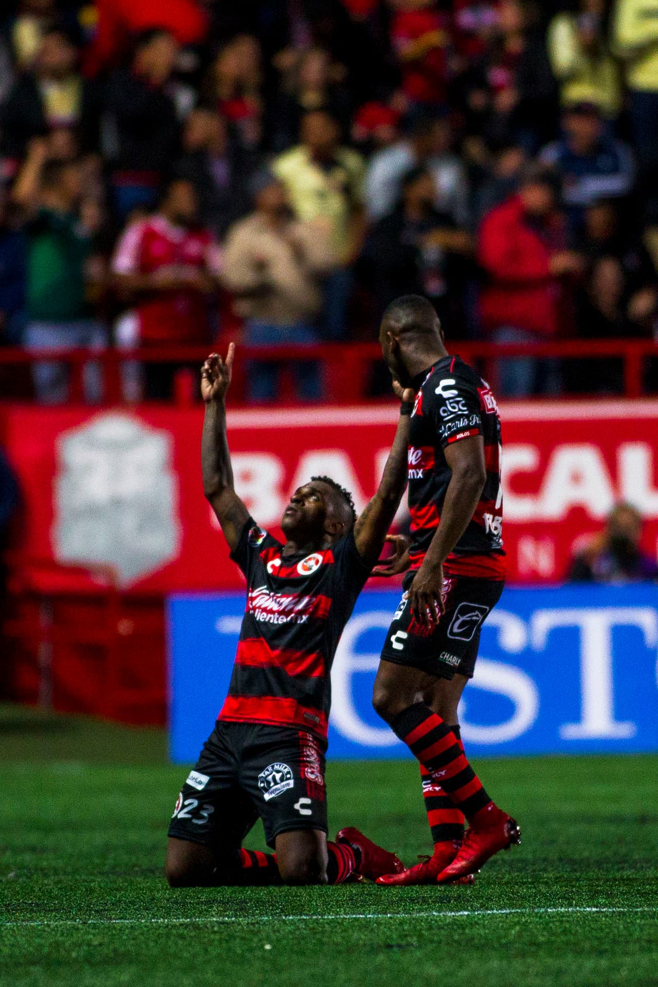 Corría el minuto 32 cuando Miler Bolaños recibió el esférico fuera del área de los visitantes y con potencia marcó un golazo para empatar el juego.