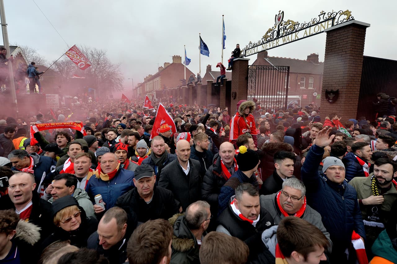 Miles de aficionados, en especial los locales, colmaron las calles aledañas de Anfield Road –así como sus tribunas– para recibir un partido con mucha expectativa como lo es el Liverpool vs. Manchester City en la ida de los cuartos de final de la Champions League. Quien más sufrió fue el camión de los visitantes, al que le lanzaron latas, botellas, entre otros objetos.