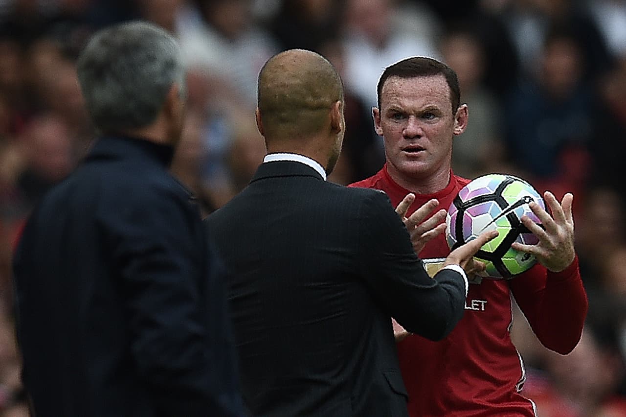 Guardiola protagonizaría un pequeño roce con Wayne Rooney, el entrenador español le escondió el esférico al jugador, quien incluso empujó al estratega por obstruir la continuidad del encuentro.