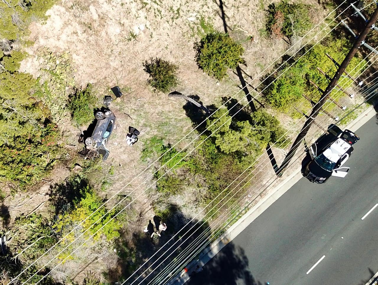 Según la investigación preliminar de la policía, poco después de las 7:00 de la mañana, hora del Pacífico, la camioneta que conducía Tiger Woods cruzó una mediana y dos carriles del Hawthorne Boulevard, antes de impactar una acera, estrellarse contra un árbol y aterrizar de costado en la maleza.