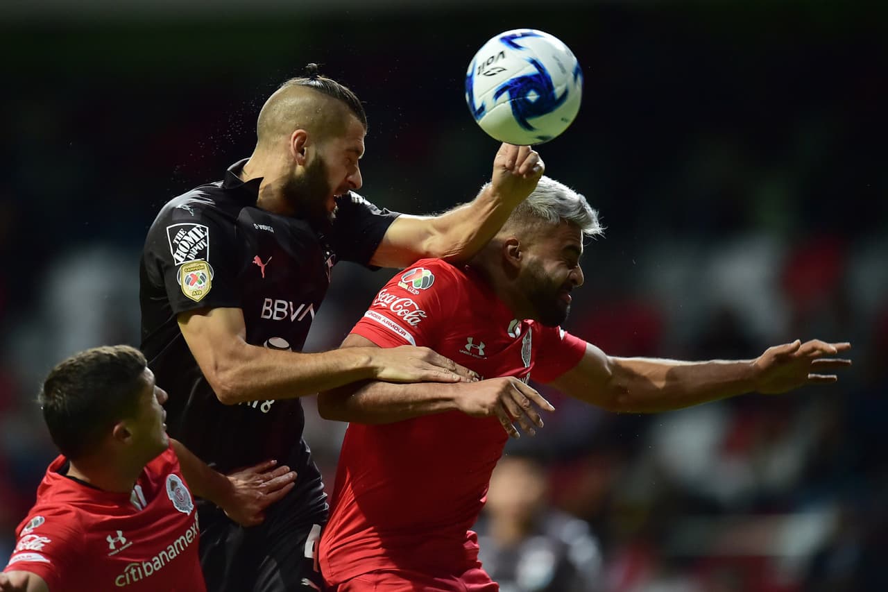 Alexis Canelo trata de rematar a puerta, pero el central Nicolás Sánchez gana la bola y aleja el peligro del arco de Marcelo Barovero.