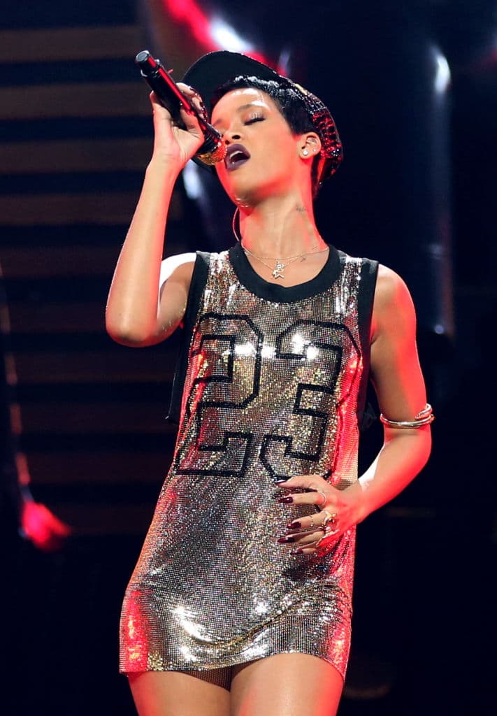 Rihanna siempre ha sido un ícono de la moda, pues sus looks han sido diversos y muy extravagantes; ¡es una diosa de la moda!