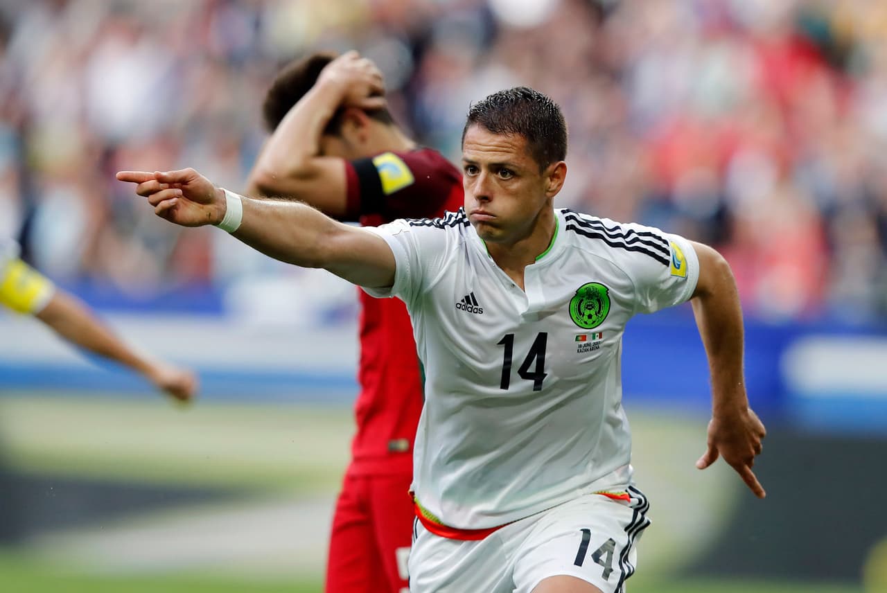 Chicharito debutó en las Chivas y de ahí brincó al fútbol europeo. Ha jugado en el Manchester United, Real Madrid y actualmente en el Bayer Leverkusen