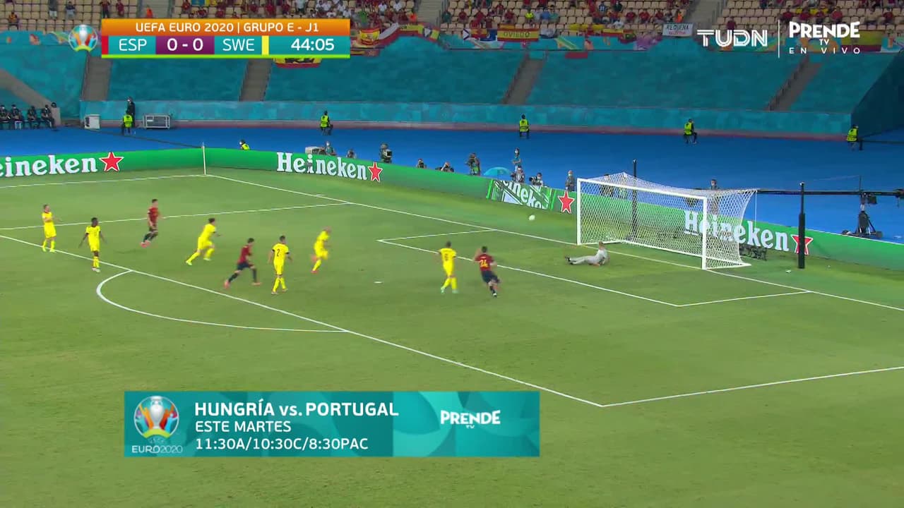 ¡TIRO ATAJADO! disparo por Dani Olmo.