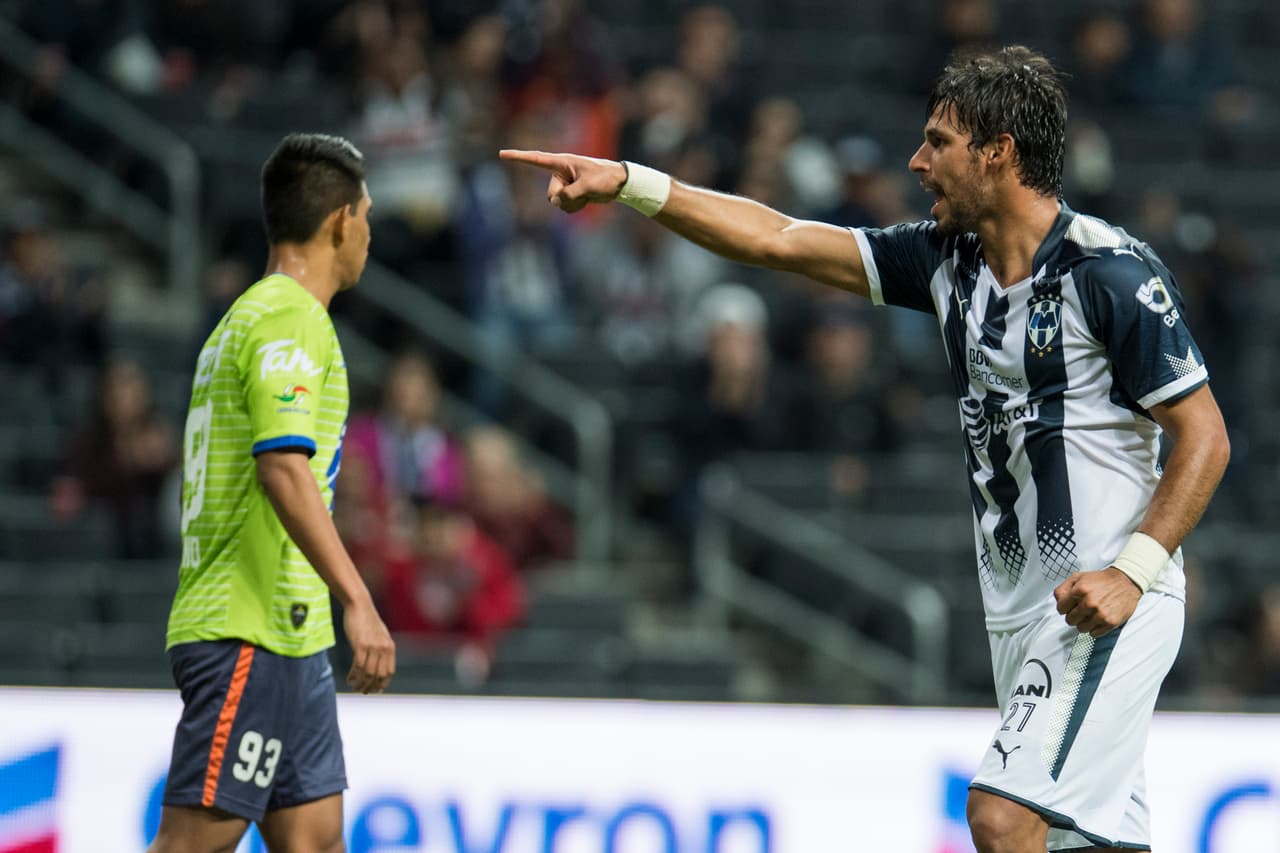 El 3-0 de Rayados llegó precisamente por medio de Benítez con lo que el marcador se tornó cómodo para Monterrey y así se fue al descanso.