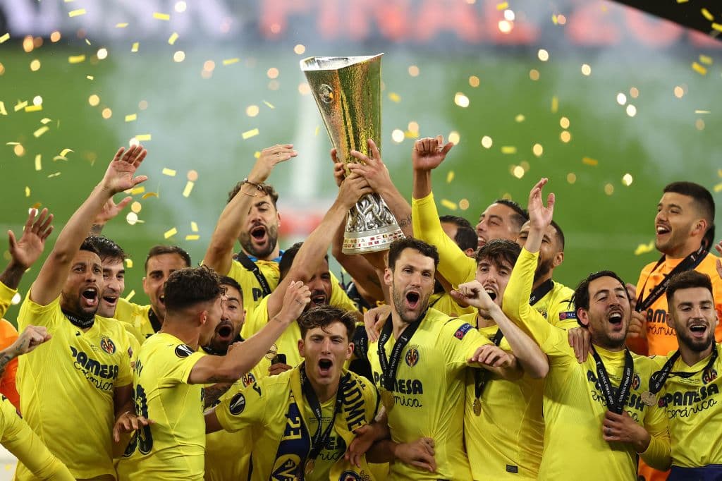 Tras 98 años, Villarreal porfin logra levantar el título de la UEFA Europa League tras vencer 11-10 en la tanda de penaltis al Manchester United.