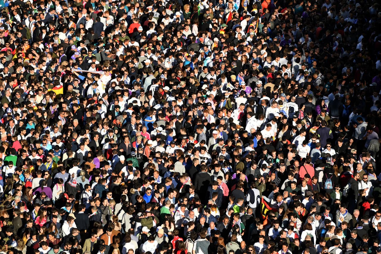 Los fanáticos de Real Madrid inundaron las calles en el camino del equipo al estadio Santiago Bernabéu previo al partido contra Bayern Municha en la vuelta de semifinales de la Champions League.
