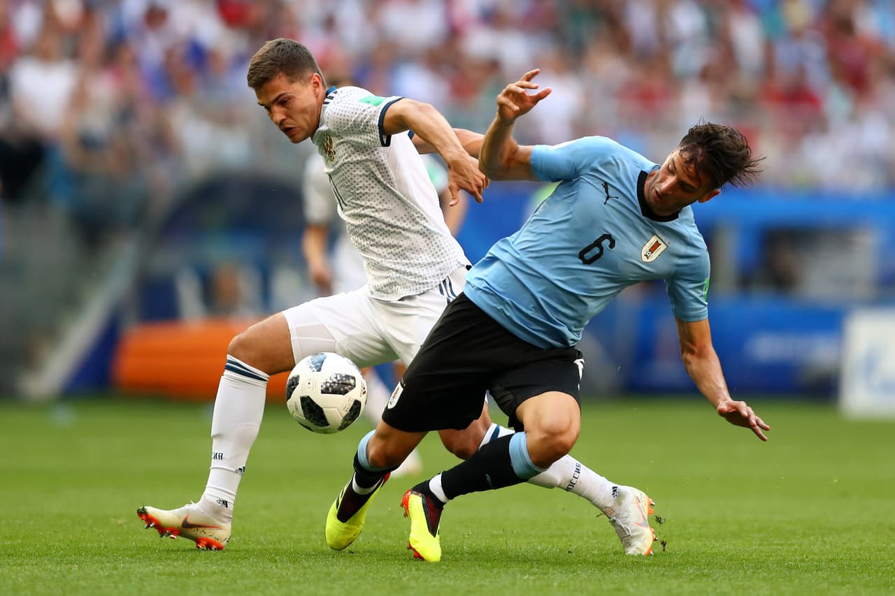 En el mediocampo los jugadores celestes plantaban una lucha incesante con sus rivales para ocupar todos los espacios.