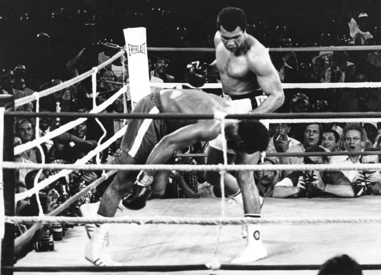 El récord profesional del presumido, carismático y mítico boxeador, se resume en 56 victorias (37 por nocaut) y cinco derrotas. Sus combates más recordados fueron ante Joe Frazier y George Foreman. Pero los mejores momentos de Muhhamed no se limitaron a los cuadriláteros.